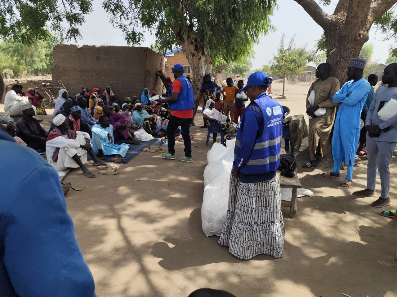 Distribution de kits de secours d'urgence aux familles